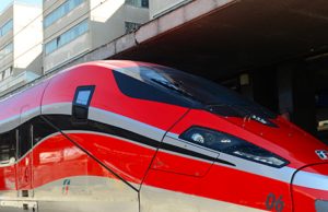 Mobilità su rotaie sempre più sostenibile: aumentano gli investimenti di Trenitalia in treni elettrici. La novità delle traversine riciclate