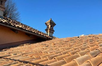 Un sistema fotovoltaico non invasivo e invisibile: ecco le tegole dei tetti che producono energia solare