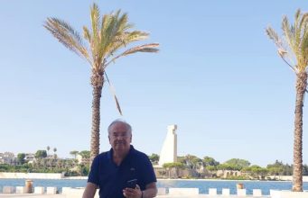 Arrivano le panchine fotovoltaiche nelle nostre città: a Brindisi si sfrutta il sole per ricaricare cellulari e altri device mentre si ammira il paesaggio