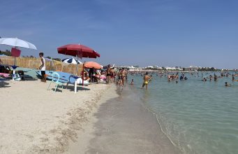 Un falò inquina quanto 24 auto in un anno. Meglio passare le notti in spiaggia in modo intelligente