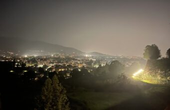 Luci pubbliche spente per risparmiare, dalla Cascata Monumentale di Santa Maria di Leuca a Milano, ma sono solo palliativi