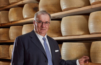 Grana Padano bandiera del made in Italy e della sostenibilità, nel mirino degli “agropirati”. Intervista al presidente