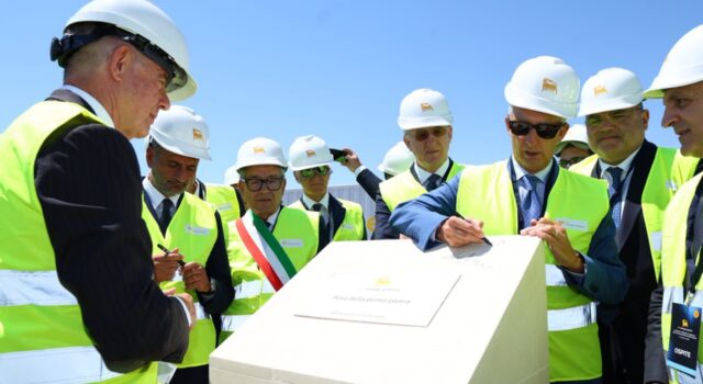 Brindisi, al via il nuovo polo per le batterie LFP: Urso punta sulla transizione energetica